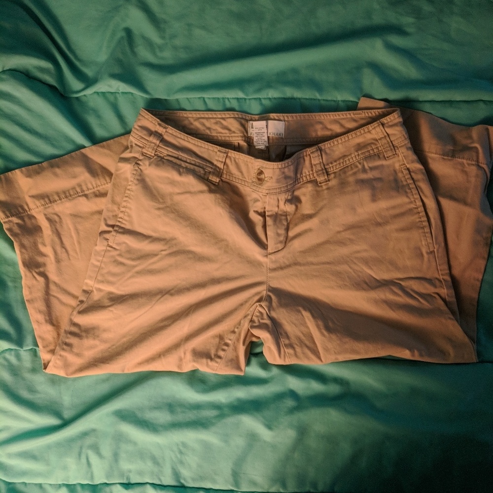 NWOT GAP Capri Favorite Khaki